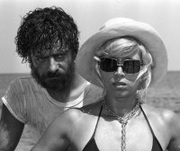 Szenenbild aus HINGERISSEN VON EINEM UNGEWÖHNLICHEN SCHICKSAL IM AZURBLAUEN MEER IM AUGUST