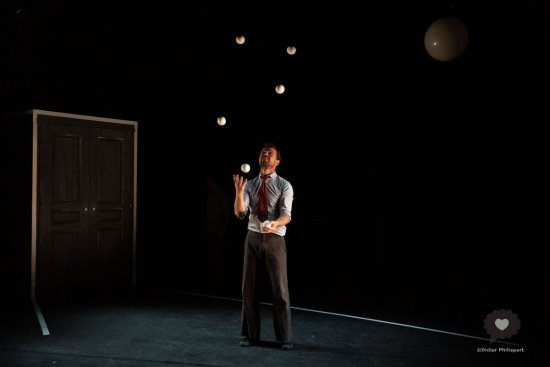 ein Mann jongliert mit sechs Bällen