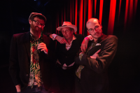 lässiges Porträt von Jan Bratenstein, Marti Mäkkelä und Tim Steinheimer vor einem roten Vorhang