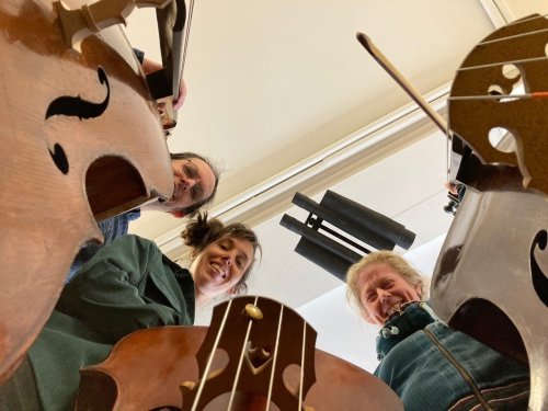 Alex Bayer, Eva Euwe und Kathrin Münten an ihren Kontrabässen