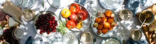 Blick auf ein angerichtetes Buffet mit Gemüse und Früchten