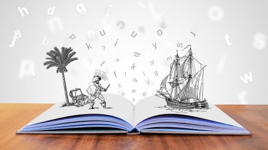 ein aufgeschlagenes Buch aus dem eine Buchstabenwolke aufsteigt, im rechten Winkel zur Buchebene stehen schwarz-weiß-Zeichungen einer Palme, eine aufgeklappte Schatztruhe, ein Pirat und ein Segelschiff