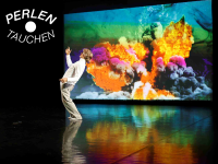 Henrik Kaalund vor einer Projektion mit bunten Rauchwolken