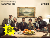 Pam Pam Ida auf einem Sofa in einem Wohnzimmer