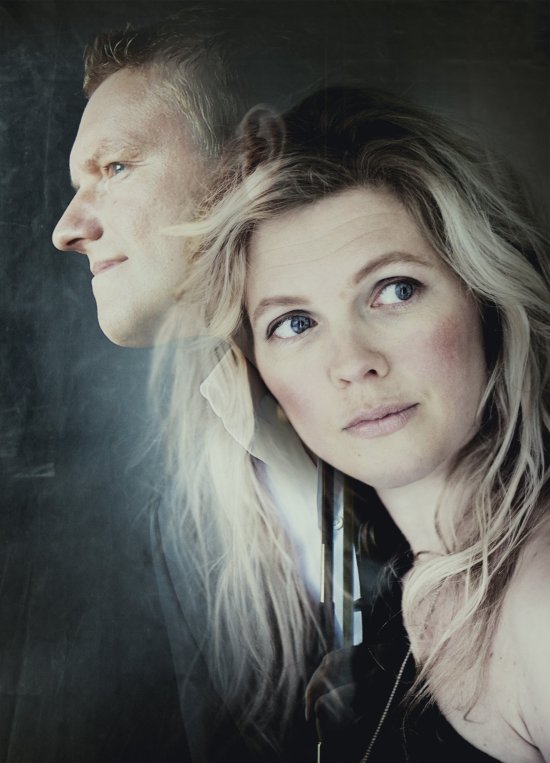 Portraitfoto von Helene Blum & Harald Haugaard, beide gucken an der Kamera vorbei