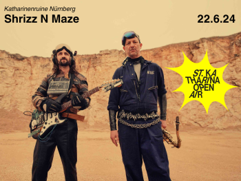 Die Band Shrizz N Maze mit Instrumenten in der Hand, die Landschaft felsig/wüsten ähnlich