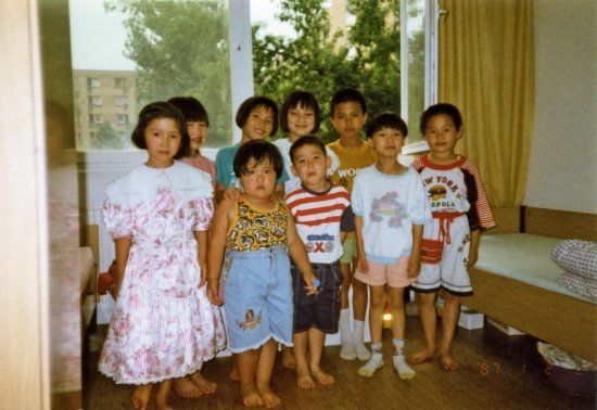 Privates Foto zeigt die Künstlerin als Kind zusammen mit anderen Kindern in einem Zimmer es Wohnheims aufgenommen