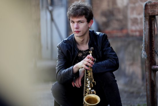 Jacob Manz mit einem Altsaxophon
