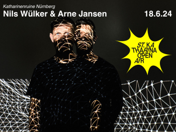 Portraitfoto von Nils Wülker und Arne Jansen vor einem schwarzen Hintergrund, sie werden mit Lichtprojektionen angestrahlt