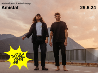 Amistat auf einer Brücke, im Hintergrund Berge