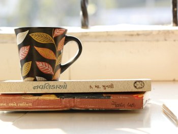 Tasse auf Bücherstapel