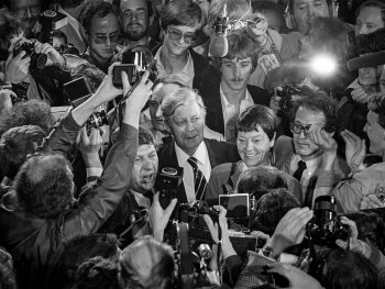 Altbundeskanzler Helmut Schmidt und seine Frau Loki, umringt von Journalisten und Pressefotografen