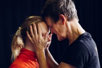 Neele Buchholz und Susanna Curtis gegenüber, Stirn an Stirn