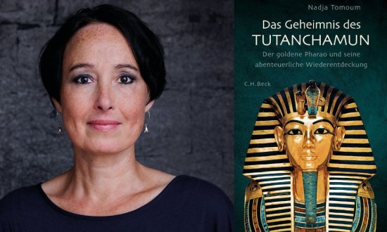 Referentin Dr. Nadja Tomoum (links); Maske des Tutanchamun