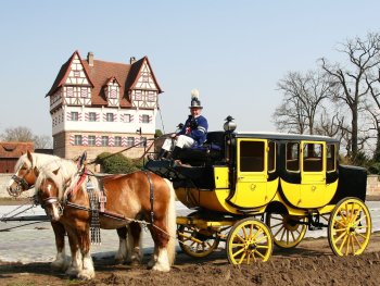 Die historische Museumspostkutsche vor Schloss Neunhof