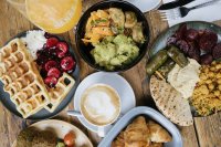 veganes Picknick mit kaffee, waffeln, Pita, Aufstrichen