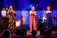 drei Sängerinnen auf der Bühne