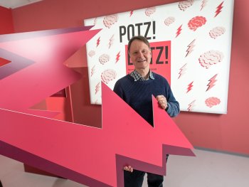 Der Kurator der Ausstellung „Potz! Blitz! Vom Fluch des Pharao bis zu Hate Speech: Dr. Rolf-Bernhard Essig