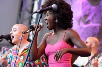 Sängerin mit Mikrofon in der Hand