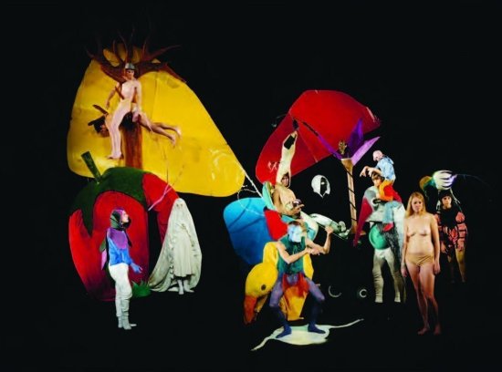 Foto eines sogenannten lebenden Bildes, das ein Gemälde mit kostümierten und maskiertn Menschen darstellt