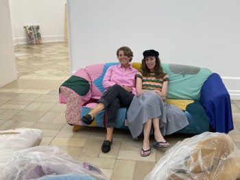 Die Kuratorin der Ausstellung Harriet Zilch mit Monika Michalko auf einem Sofa.