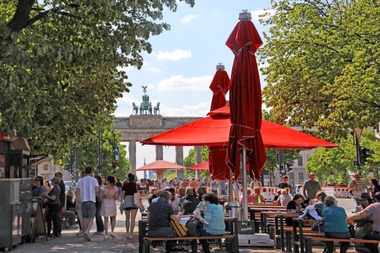 Straßencafe vor dem Brandenburger Tor.