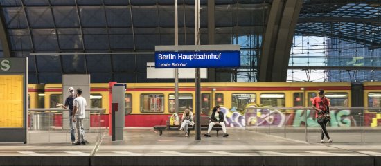 Haltestelle Berlin Hauptbahnhof mit Zug und Menschen am Bahnsteig