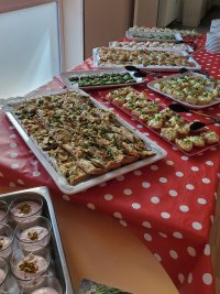 Essen auf Platten angrichtet am Buffet