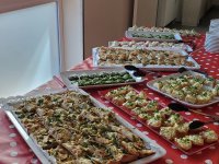 Essen auf Platten angrichtet am Buffet