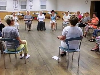 Copyright: pinterest Eine Gruppe von Personen sitzt im Stuhlkreis in einem Saal und nimmt an einer Übung oder einem Kurs teil.