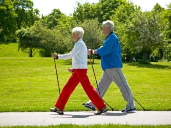 Copyright: vitka.de Senioren beim Nordic Walking im Park