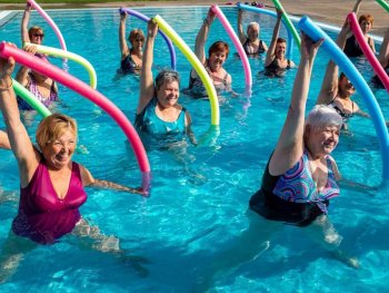 Copyright: seniorhomeseeker.com Seniorinnen machen Wassergymnastik