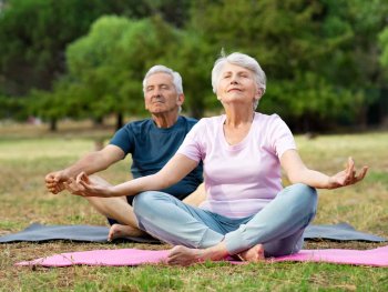 Copyright: namastenourished.com Senioren beim Yoga