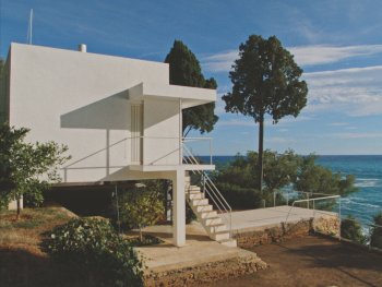 Szenenbild aus E.1027 – EILEEN GRAY UND DAS HAUS AM MEER