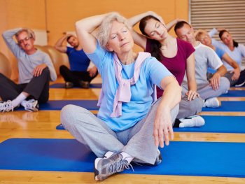 Copyright: barrierefrei-ratgeber.de Senioren und Seniorinnen machen Yoga-Übungen