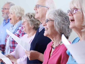 Copyright: christines-seniorenbetreuung.ch Senior*innen beim Singen