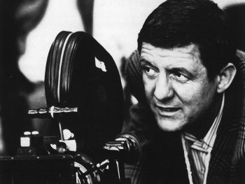 Copyright: Eberhard Fechner Foto des Regisseurs Eberhard Fechner, der beim Filmdreh neben einer Kamera steht