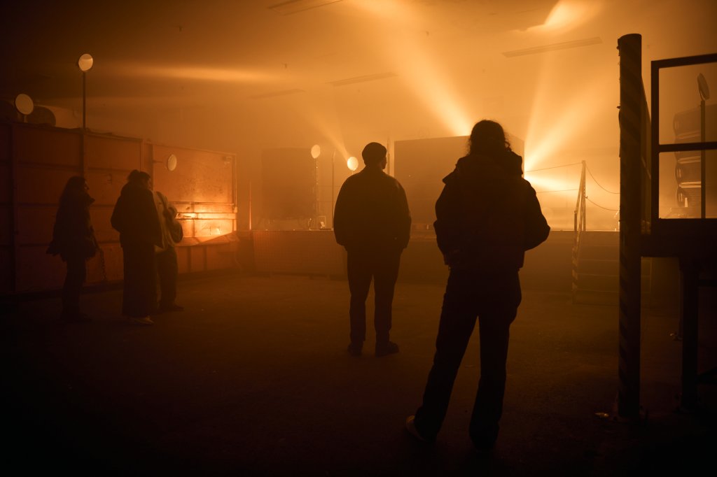 Besucher*innen lassen die Klang- und Lichtinstallation auf sich wirken