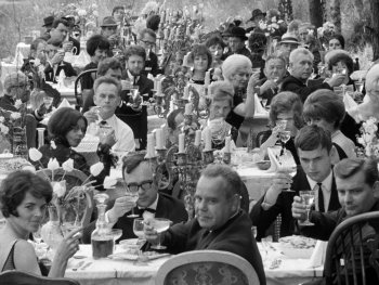 Copyright: Národní filmový archiv Szenenbild aus VOM FEST UND DEN GÄSTEN