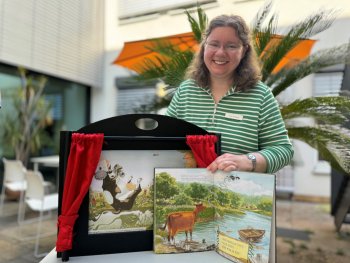 Mitarbeiterin mit Bilderbuch und Kamishibai