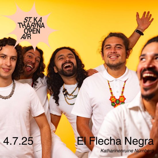 Gruppenfoto der Band vor einem gelben Hintergrund, sie tragen weiße Poloshirts und manche von ihnen bunte Ketten, sie lachen