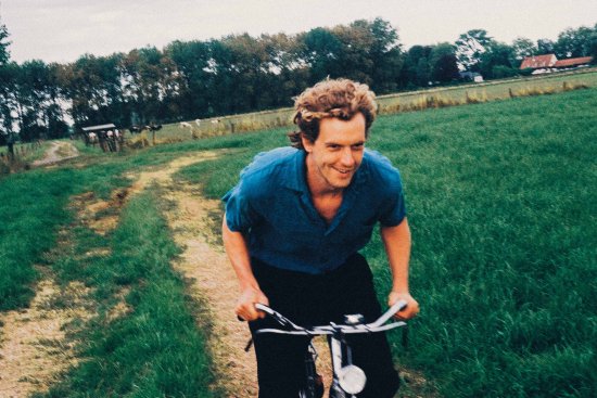 ein Mann fährt auf einem Feldweg Fahrrad