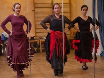 drei Frauen tanzen Flamenco