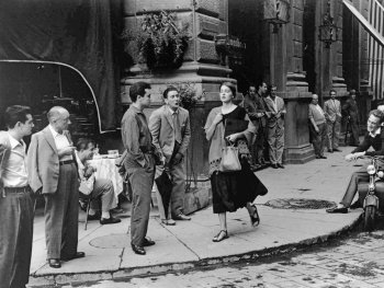 Eine junge Frau 1951 in Florenz, umringt von Männern