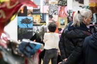Ausstellungsbesucher bei der Vernissage
