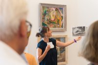 Sylvie Ludwig bei einer Führung durch die Dauerausstellung