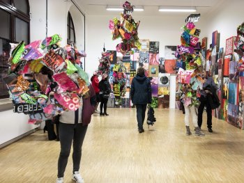 Ausstellungsbesucher bei der Ausstellungseröffnung