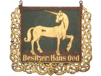 Auf dem Wirtshausschild ist ein goldenes Einhorn gemalt. Darunter steht Besitzer: Hans Oed