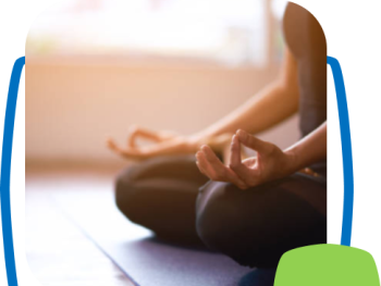 Copyright: frei verfügbares Bild Person in Meditationshaltung auf der Yogamatte