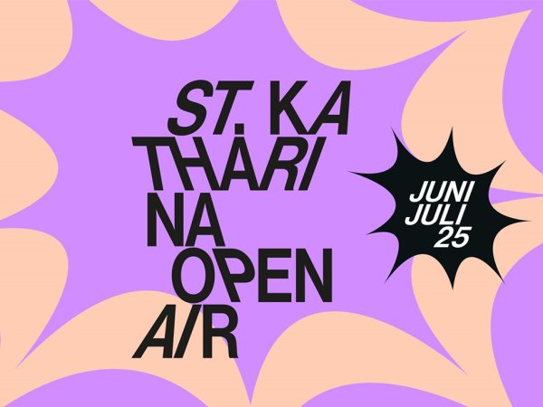 St. Katharina Open Air - beim Veranstalter Schwarze, dynamisch versetzte Großbuchstaben verkünden „ST. KATHARINA OPEN AIR“ vor einem abstrakten Hintergrund aus apricotfarbenen organischen Formen auf lilafarbenem Grund.